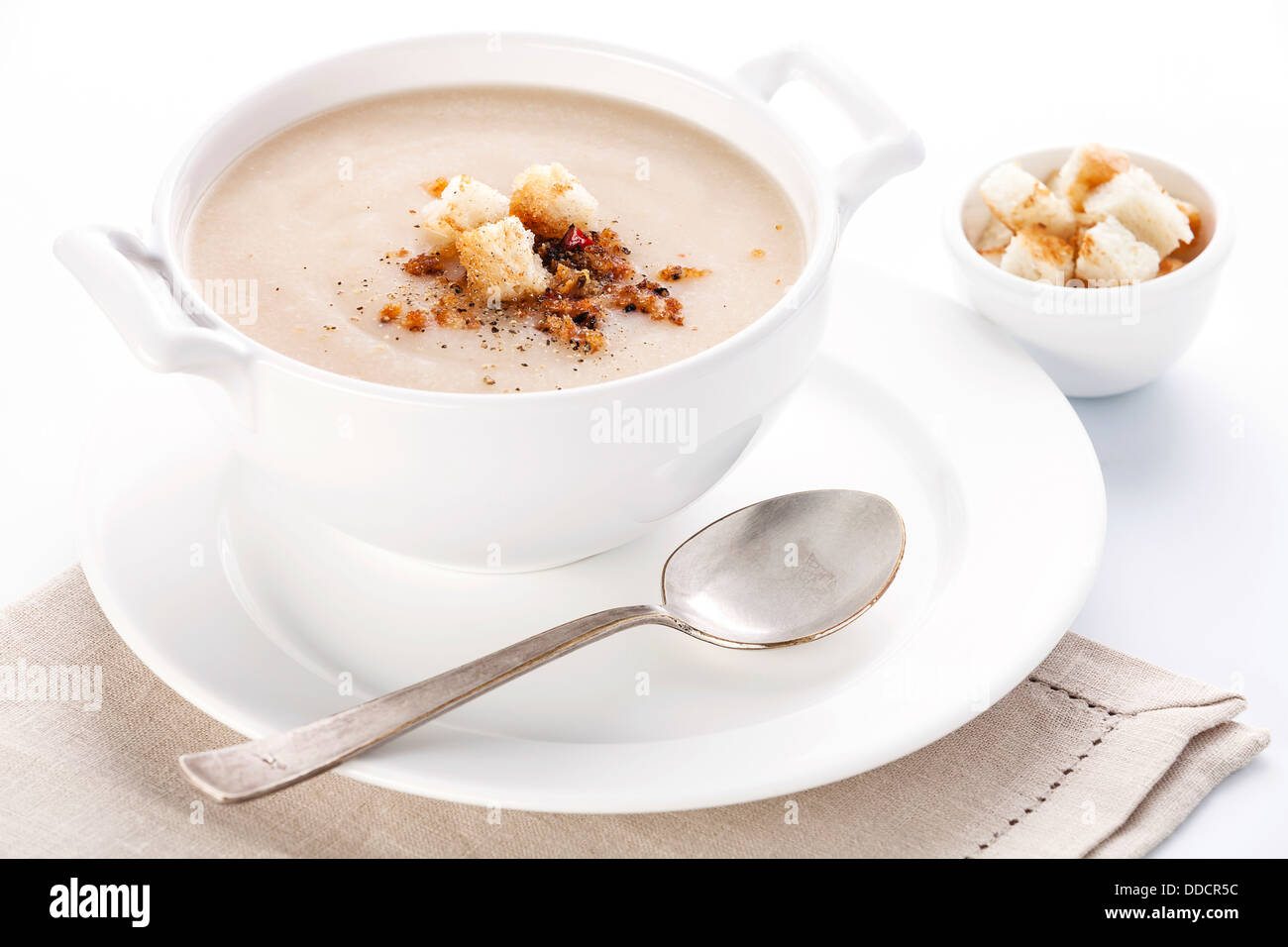 Soupe de chou-fleur avec des croûtons sur fond blanc Banque D'Images Soupe de chou-fleur avec des croûtons sur fond blanc Banque D'Images