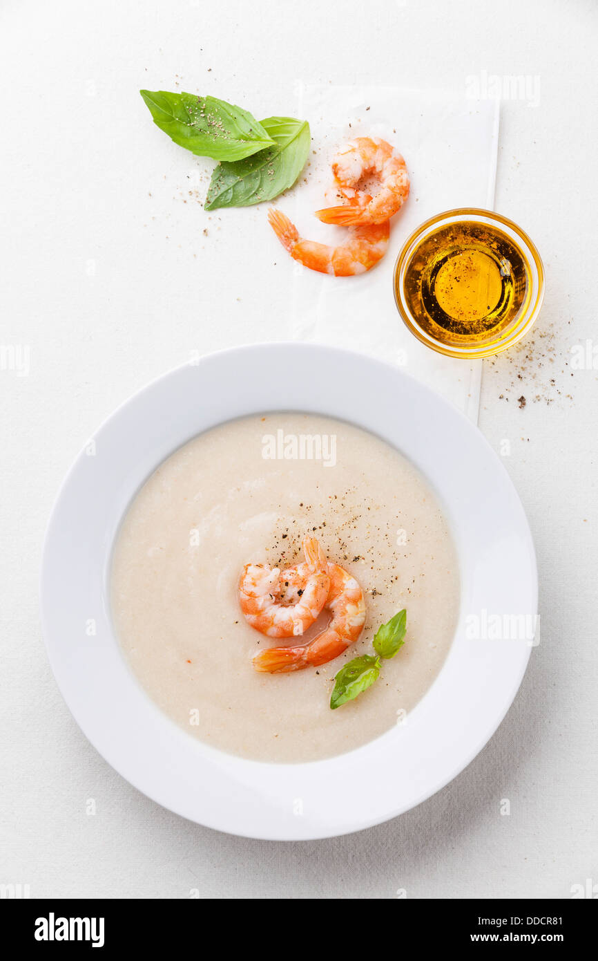 Soupe de chou-fleur aux langoustines sur fond blanc Banque D'Images Soupe de chou-fleur aux langoustines sur fond blanc Banque D'Images
