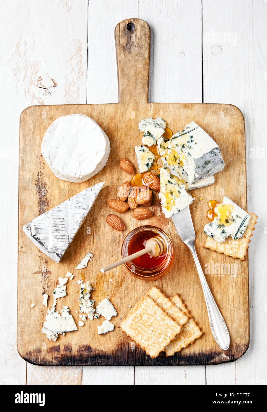 Assortiment de différents types de fromage sur planche de bois Banque D'Images