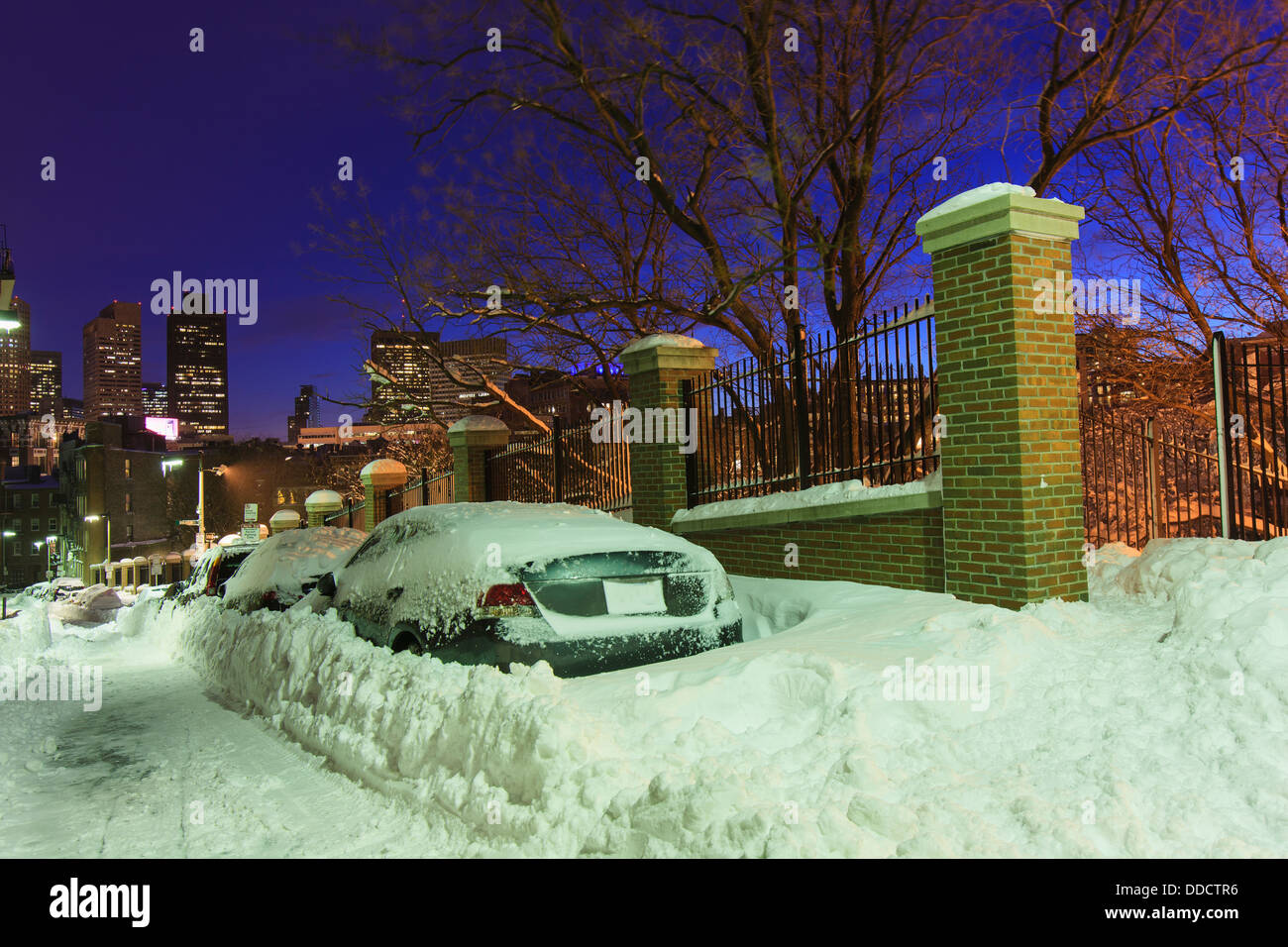 Location enterré dans la neige sur Snowhill rue après blizzard à Boston, comté de Suffolk, Massachusetts, USA Banque D'Images
