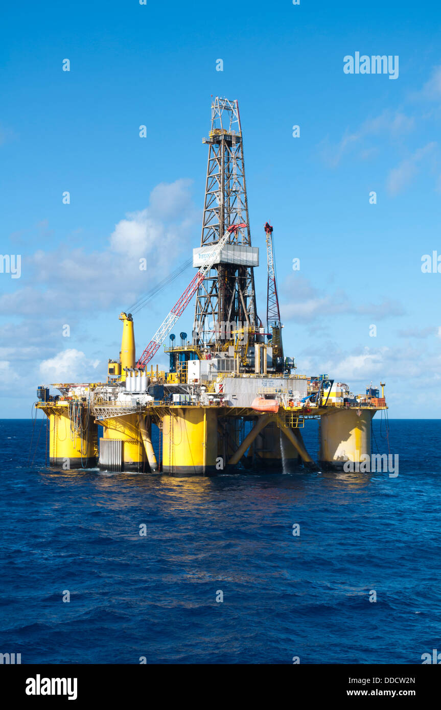 Engin de forage pétrolier transocéanique, travaillant pour la compagnie pétrolière brésilienne Petrobras dans le bassin de Campos, dans l'État offshore de Rio de Janeiro. 2011. Banque D'Images