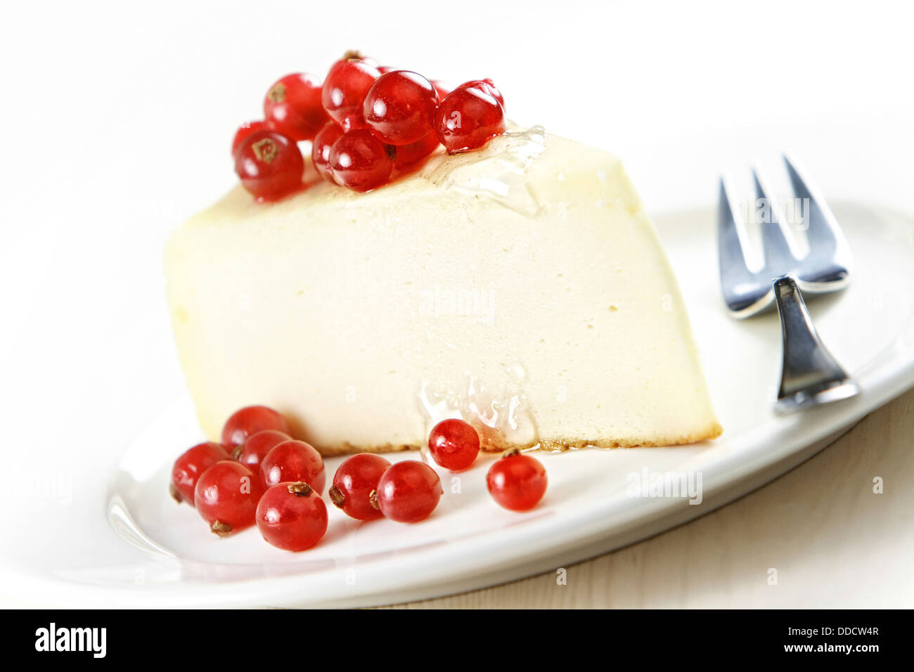 Gâteau au fromage avec groseille on white plate Banque D'Images