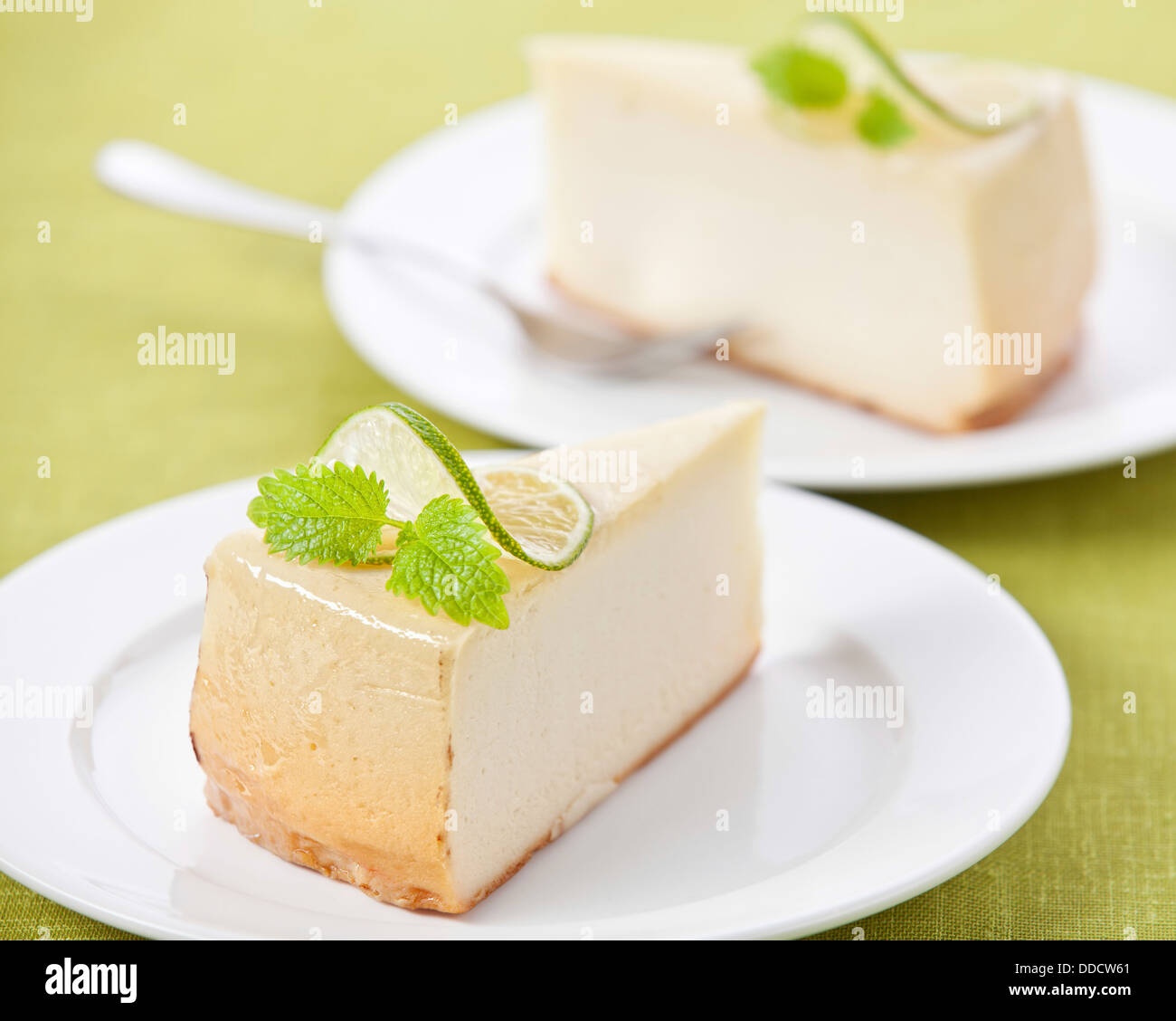 Gâteau au fromage classique sur plaque sur green texture background Banque D'Images