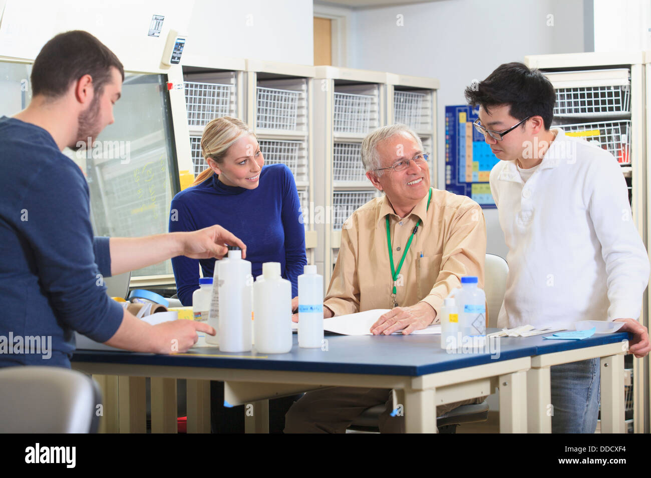 Objectifs d'apprentissage, professeur de génie à discuter avec les étudiants dans un laboratoire de chimie Banque D'Images