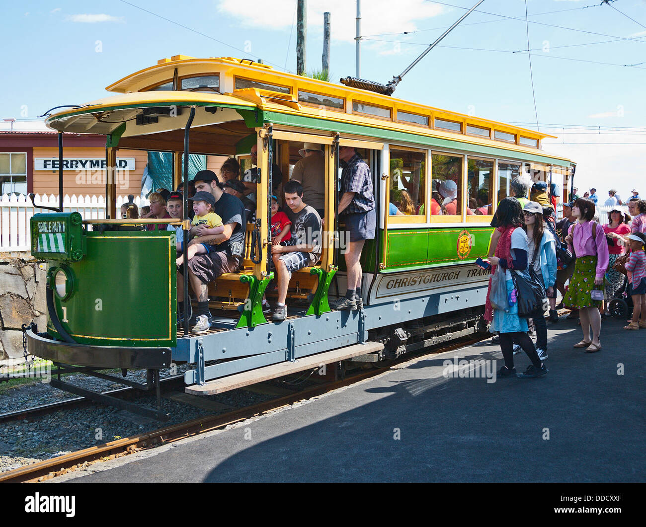 Les familles à bord d'un tram vintage au Ferrymead Heritage Park et musée, Christchurch, Canterbury, île du Sud, Nouvelle-Zélande. Banque D'Images