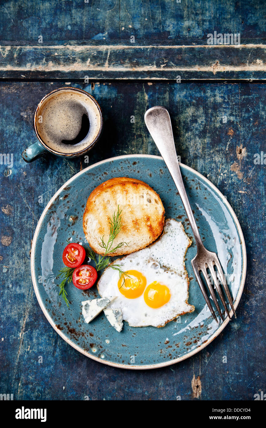 Un petit-déjeuner traditionnel avec du café oeufs Banque D'Images