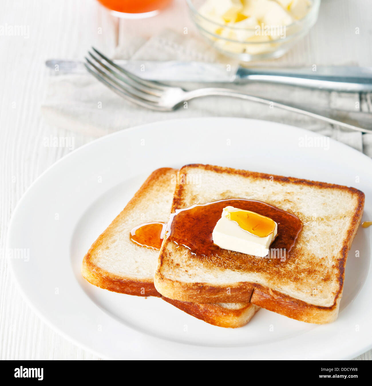 Golden brown french toast avec du sirop et du beurre Banque D'Images