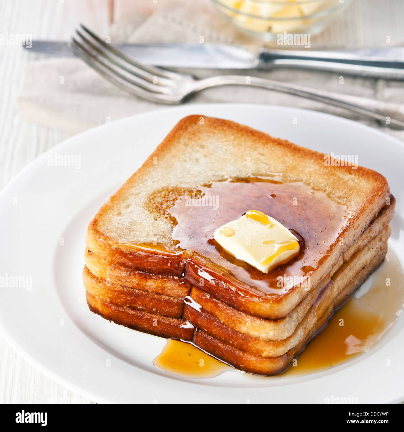 Golden brown french toast avec du sirop et du beurre Banque D'Images