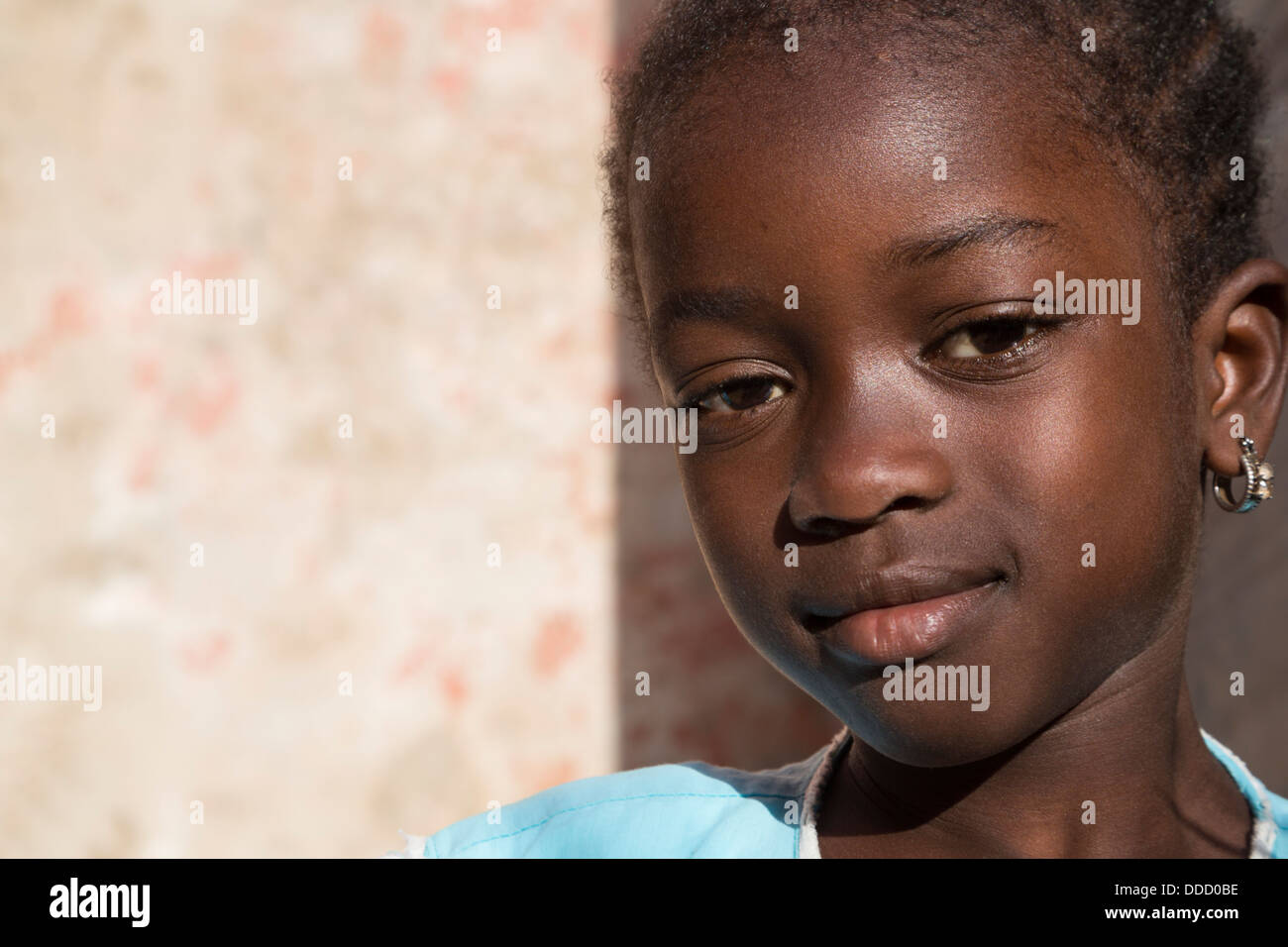 Jeune fille sénégalaise en allant à l'école. L'île de Gorée, au Sénégal. Banque D'Images