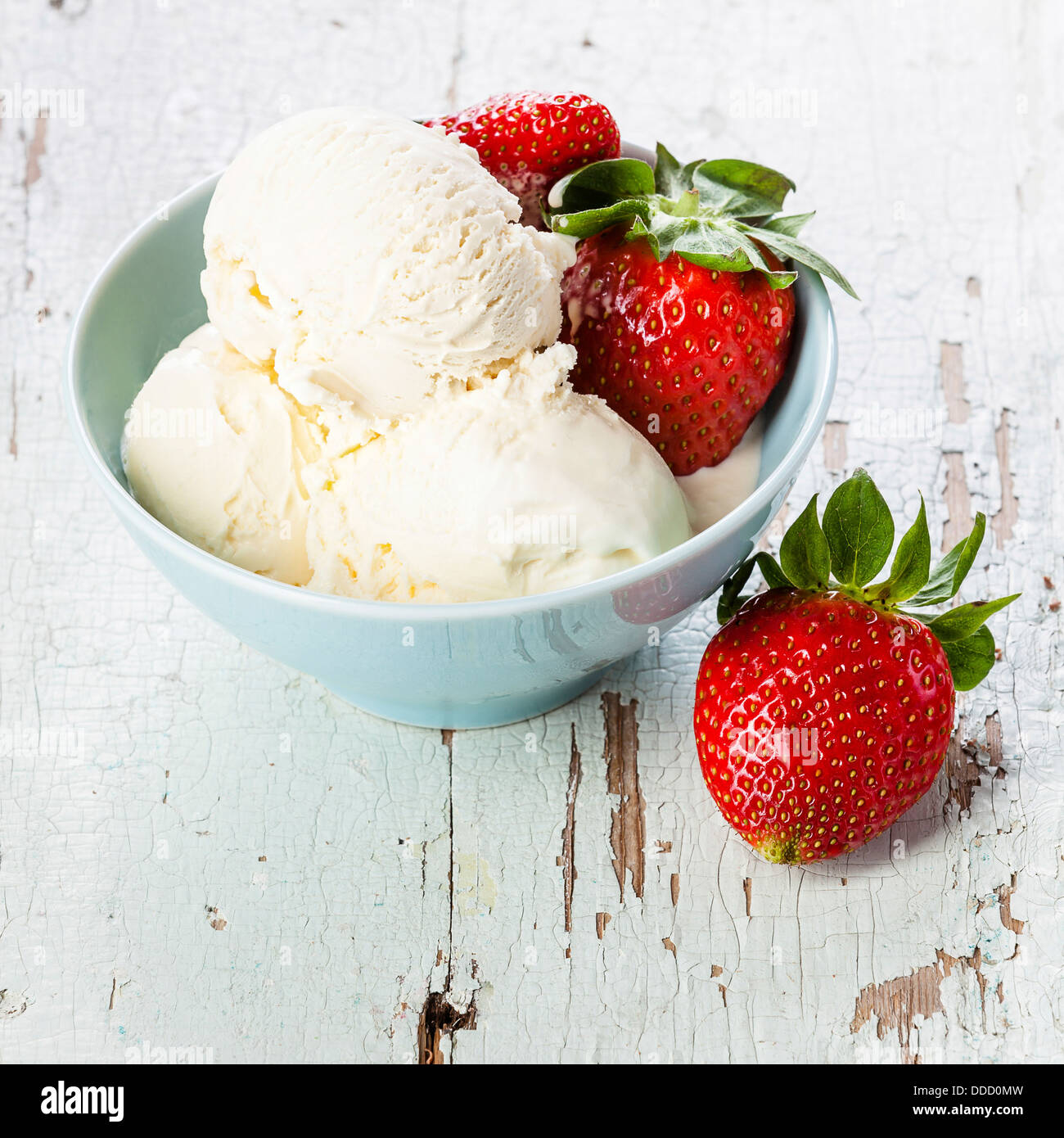 Crème glacée à la vanille avec des fraises Banque D'Images