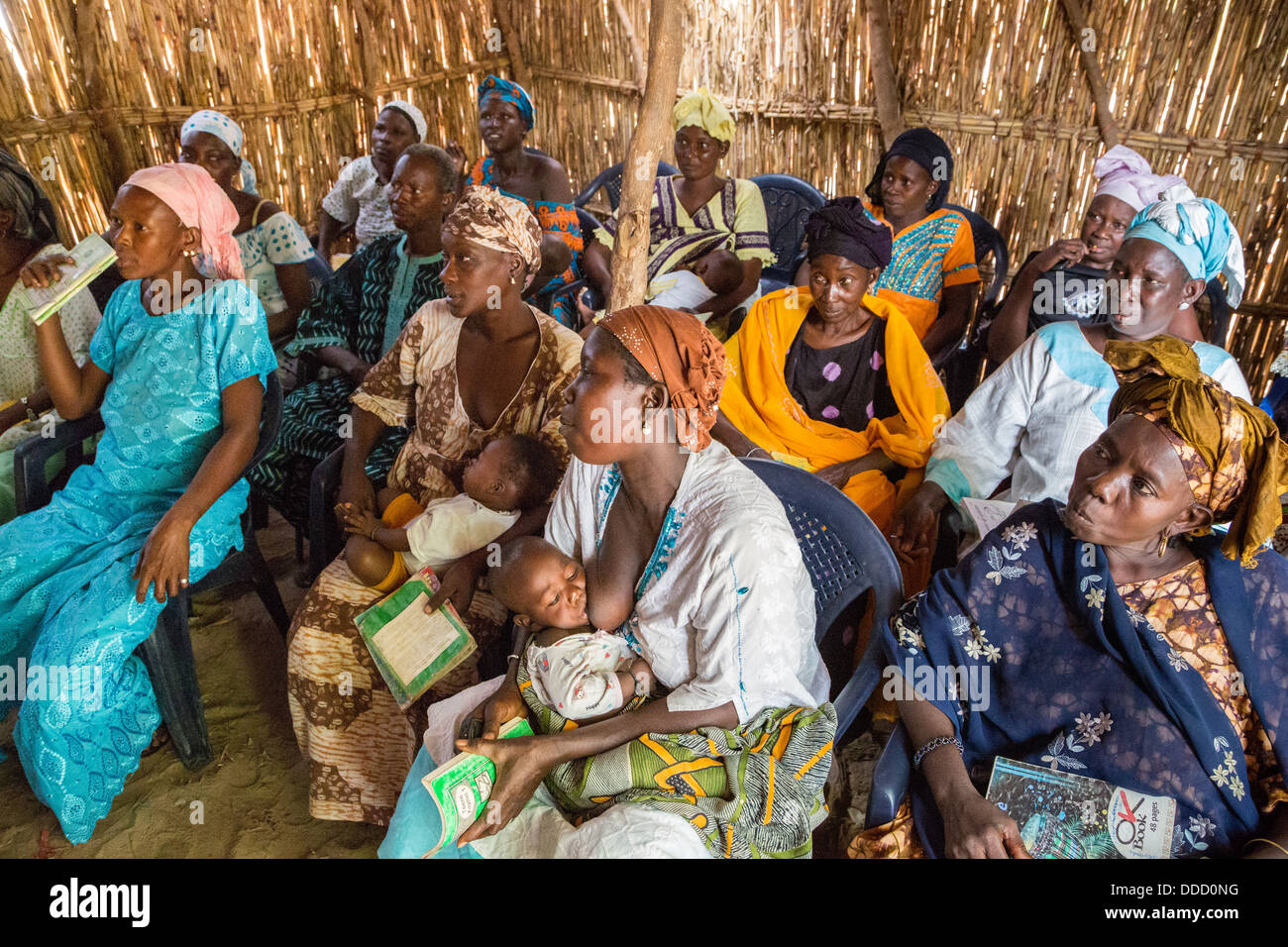 La classe d'alphabétisation des adultes, Santhiou Mboutou, village du Sénégal. Un programme d'Africare. Banque D'Images