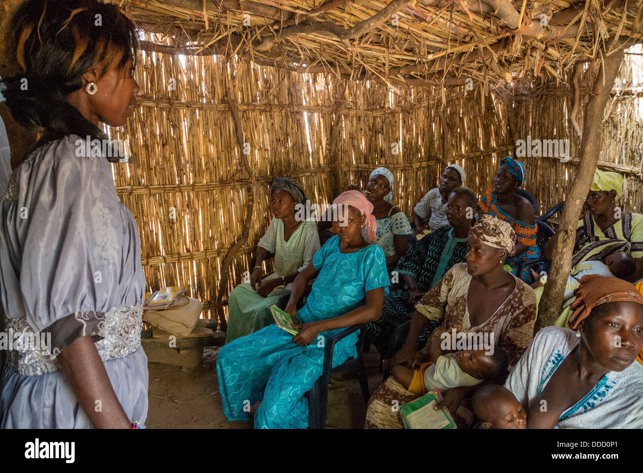 La classe d'alphabétisation des adultes, Santhiou Mboutou, village du Sénégal. Un programme d'Africare. Banque D'Images