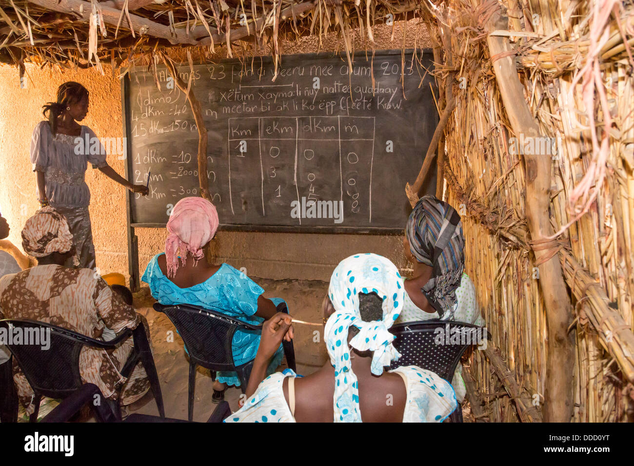 La classe d'alphabétisation des adultes, Santhiou Mboutou, village du Sénégal. Un programme d'Africare. Banque D'Images