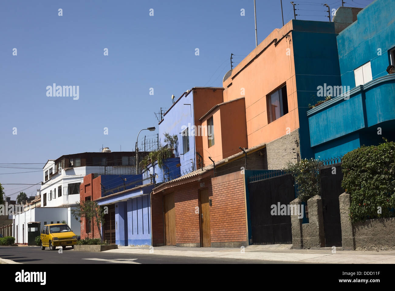 Rue Dos de Mayo avec des bâtiments d'habitation dans le district de Barranco à Lima, Pérou Banque D'Images