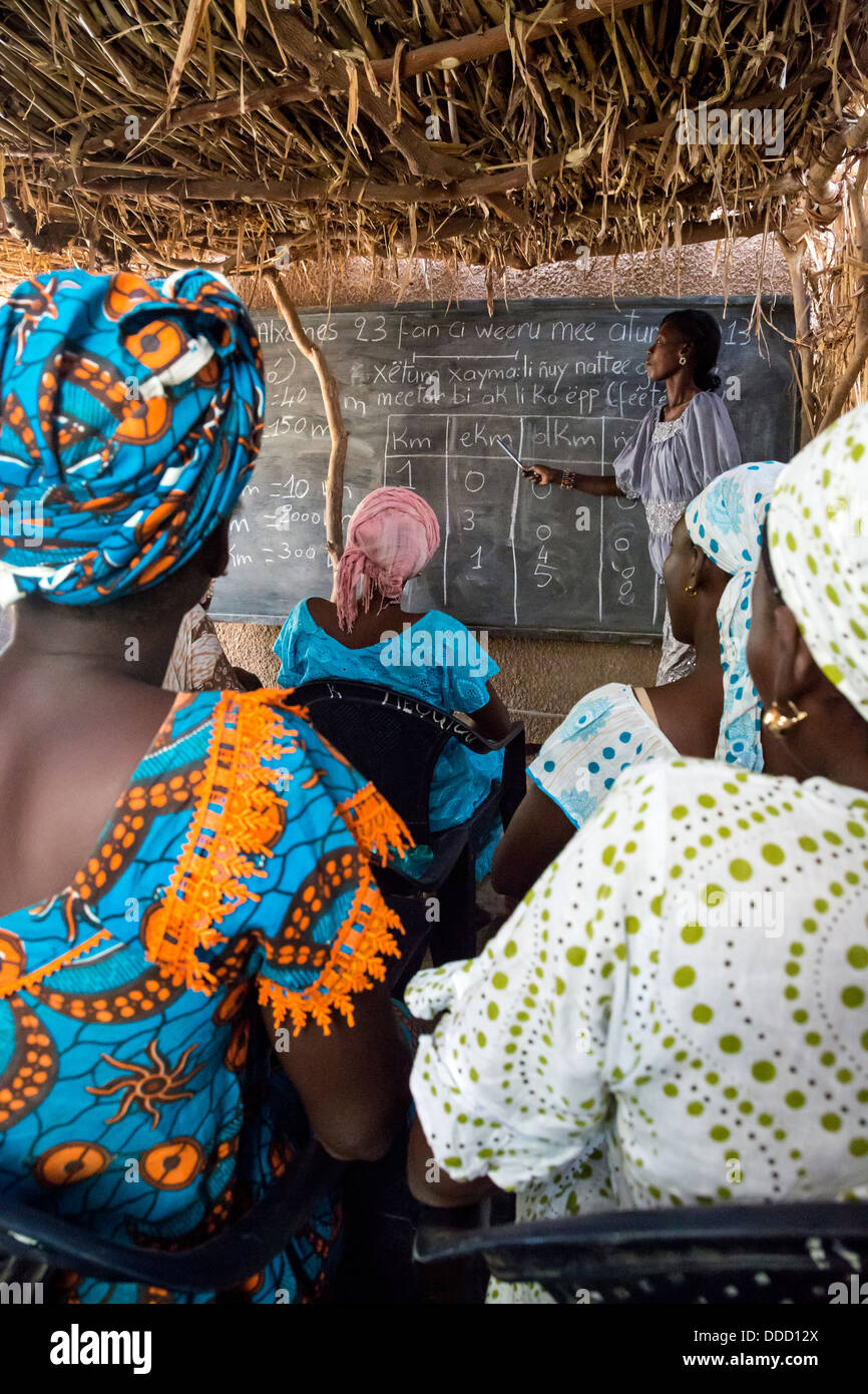 La classe d'alphabétisation des adultes, Santhiou Mboutou, village du Sénégal. Un programme d'Africare. Banque D'Images