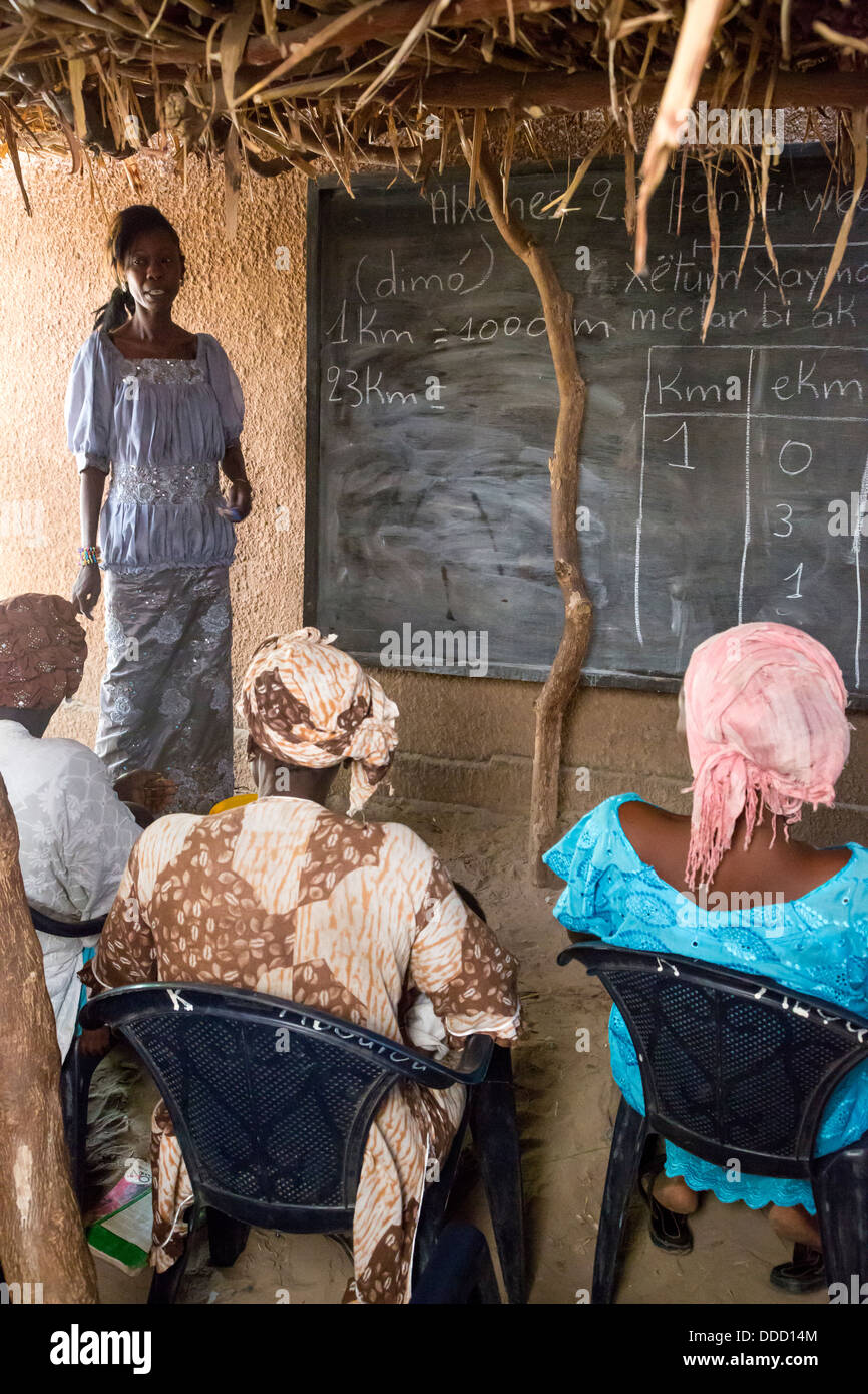 La classe d'alphabétisation des adultes, Santhiou Mboutou, village du Sénégal. Un programme d'Africare. Banque D'Images