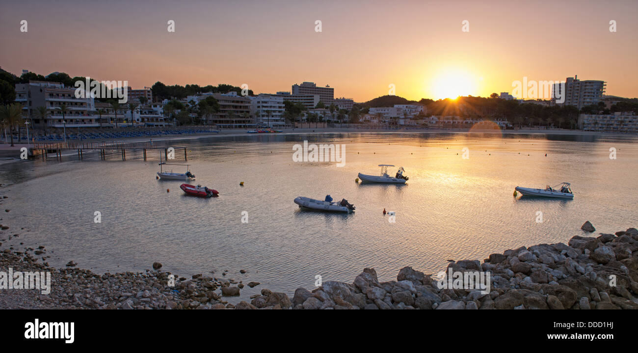 Plage de Paguera à Majorque au lever du soleil ( Îles Baléares, Espagne ). Banque D'Images