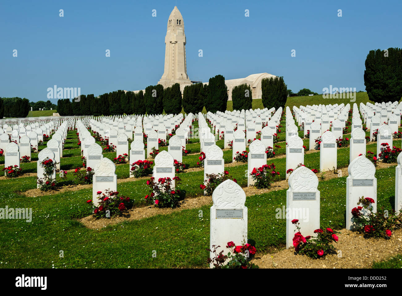 Les tombes de soldats musulmans au Cimetière militaire français à Douaumont, Verdun, France. Banque D'Images