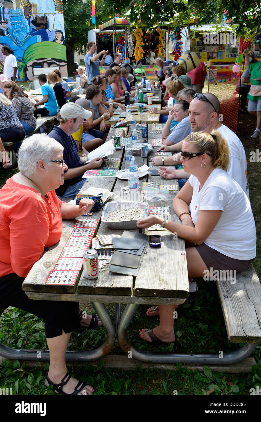 Les gens jouent au bingo à l'extérieur un jeu de bingo à Greenbelt, Maryland Banque D'Images