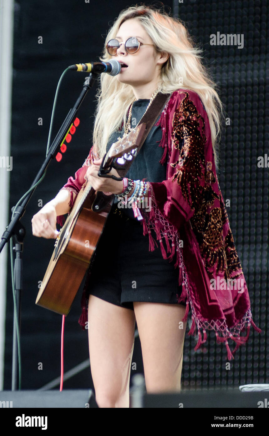 Bingley, Yorkshire. Août 30, 2013. Nina Nesbitt joue sur la scène le jour 1 de Bingley Music Live. D'autres actes figurant sur le projet de loi comprennent la Ligue Humaine, Chic, Primal Scream et les crèches. © Thomas Jackson/Alamy Live News Banque D'Images