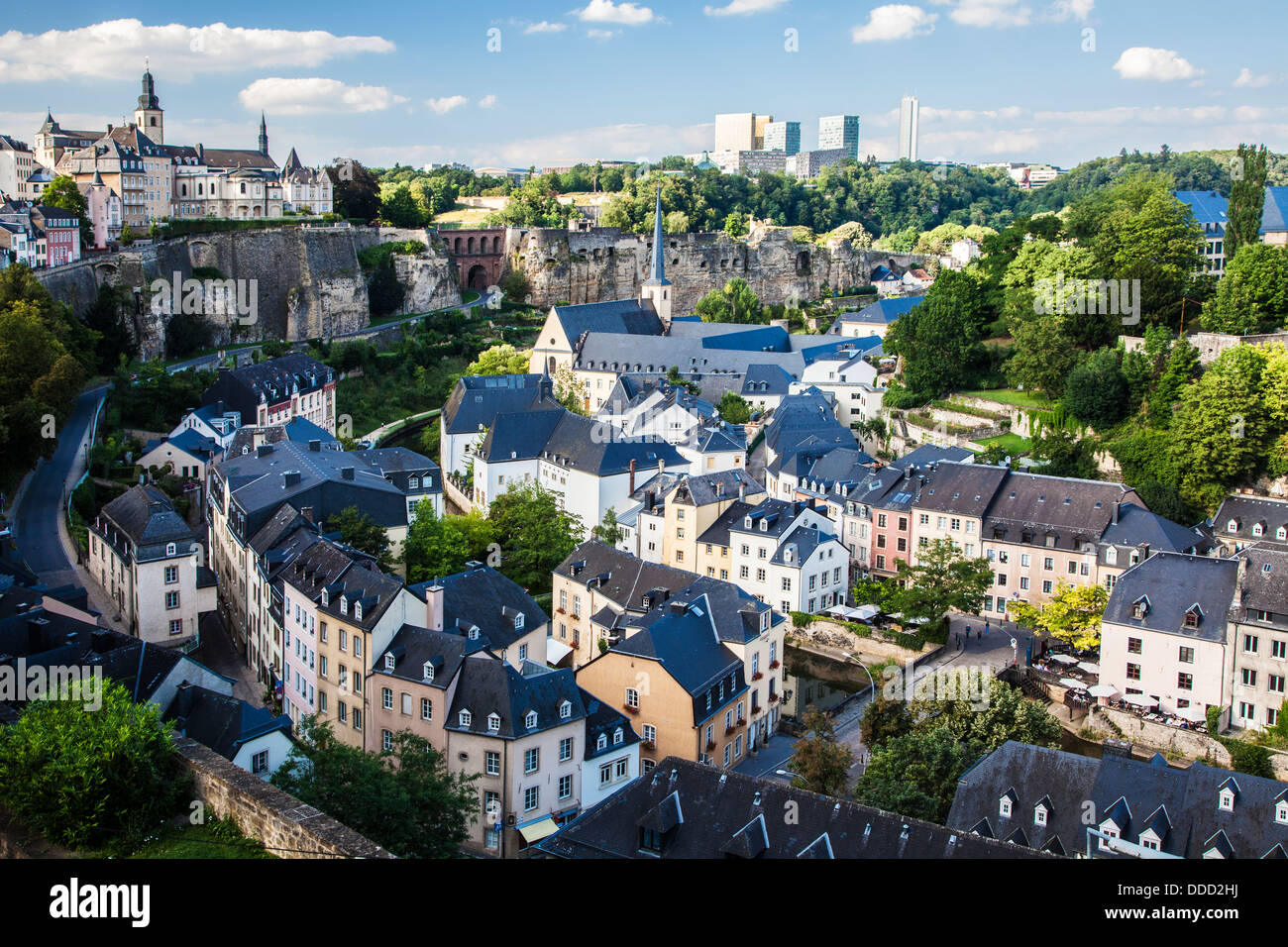 Vue sur le Grund vers la ville haute médiévale sur la gauche et le quartier du Kirchberg moderne de la ville de Luxembourg. Banque D'Images