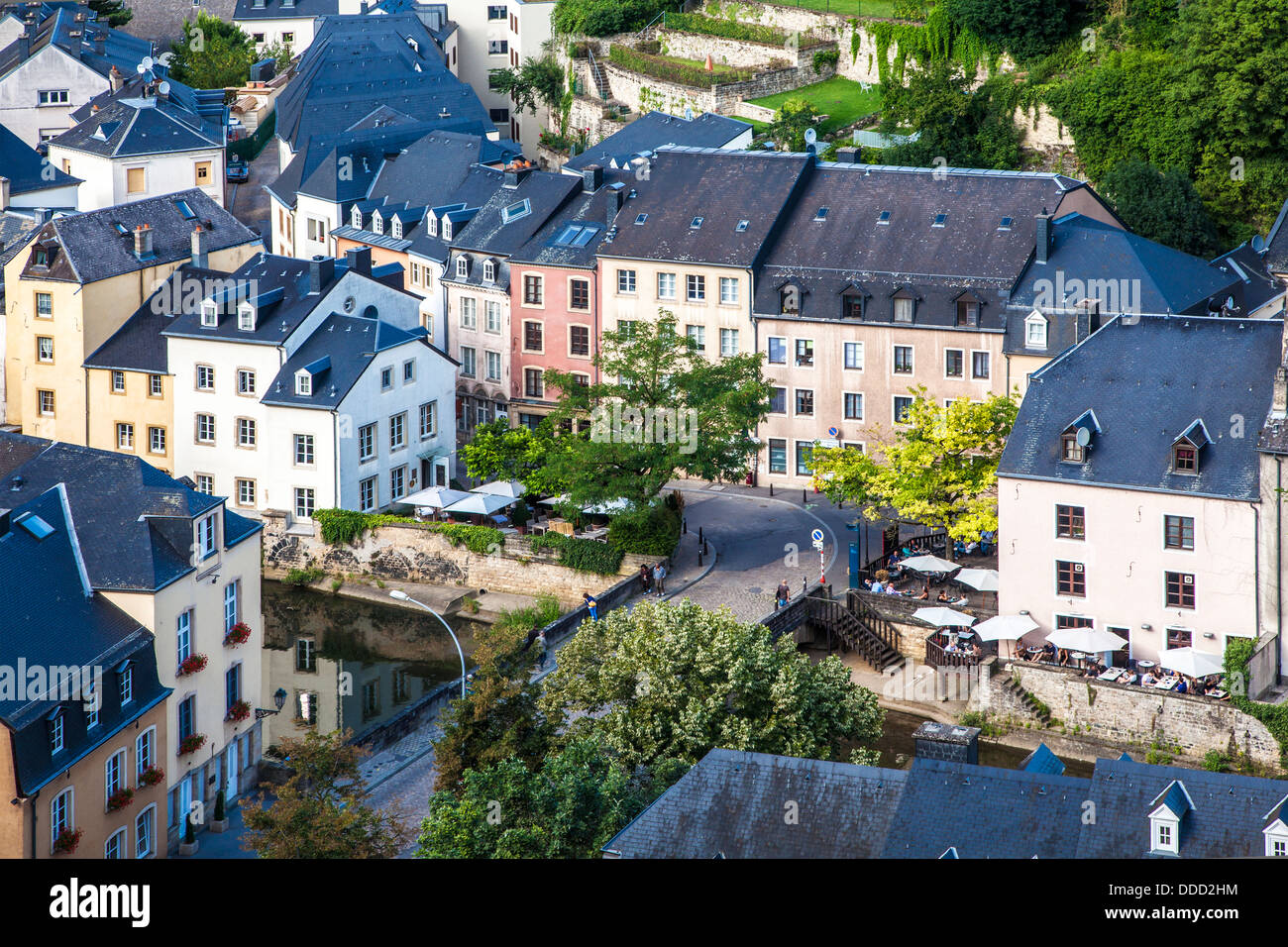 Vue sur le pont sur l'Alzette dans le Grund district de la ville de Luxembourg. Banque D'Images