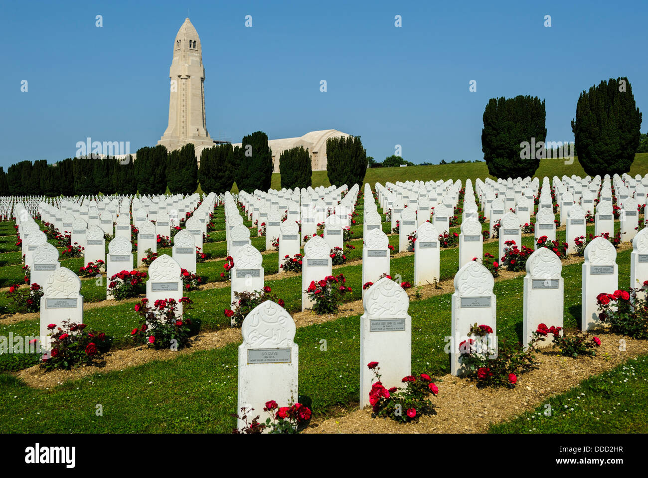 Les tombes de soldats musulmans au Cimetière militaire français à Douaumont, Verdun, France. Banque D'Images