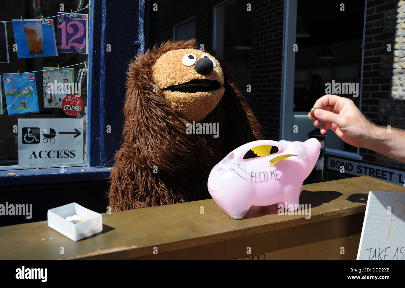 Brighton UK 29 Août 2013 - jeu de piano musicien ambulant effectue comme dreessed Joss Peach Rowlf le chien de les Muppets à Brighton Banque D'Images