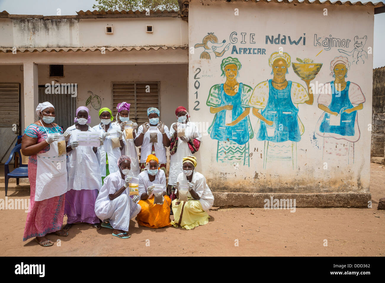 Le directeur et le personnel de l'usine de traitement, de mil (Kajmoor Kaymore Kaymor, Kayemor, Village), Sénégal. Un projet Africare. Banque D'Images