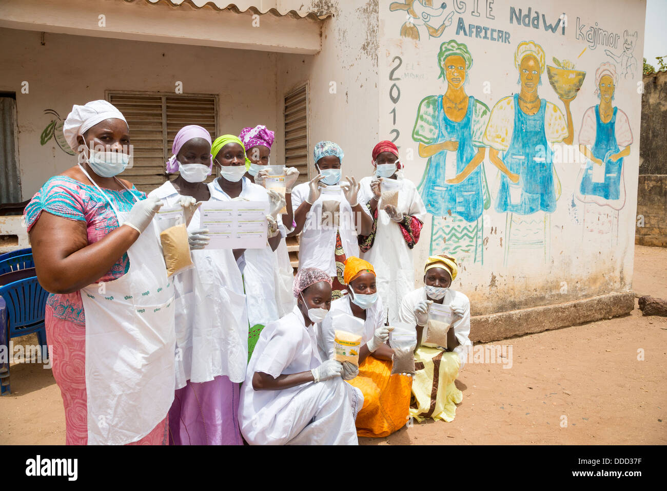 Le directeur et le personnel de l'usine de traitement, de mil (Kajmoor Kaymore Kaymor, Kayemor, Village), Sénégal. Un projet Africare. Banque D'Images