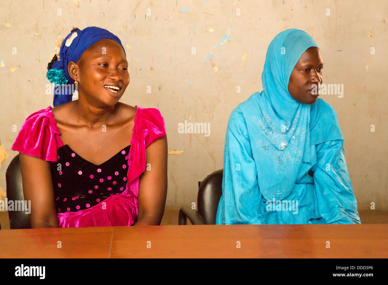 Les femmes sénégalaises qui assistent à une réunion sur les programmes de microfinance, apprendre à estimer les coûts de la plantation d'une culture. Kaymor Village. Banque D'Images