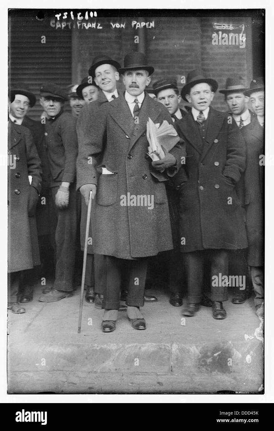 Cette photographie du capitaine Franz von Papen, figure importante de l'histoire allemande, le montre dans un manteau militaire. L'image, qui fait partie de la collection de la Bibliothèque du Congrès, capture un moment dans le temps lié à son rôle pendant la première Guerre mondiale et sa carrière politique subséquente. Banque D'Images