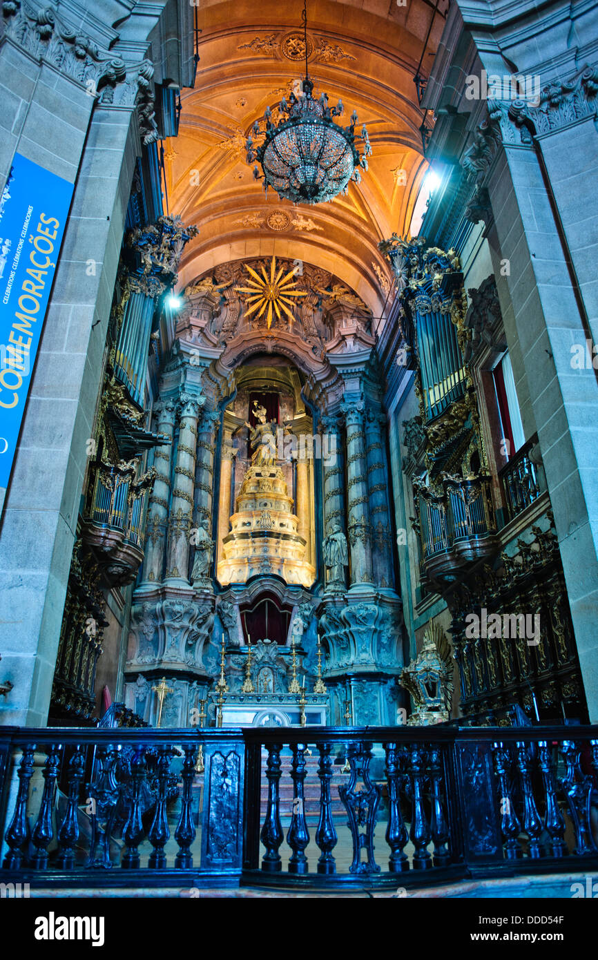 Vues de la tour Torre dos Clerigos,8e siècle 75mt,élevé par Niccolo Nasoni,intérieurs d'église adjacente,Porto,Porto,Portugal Banque D'Images