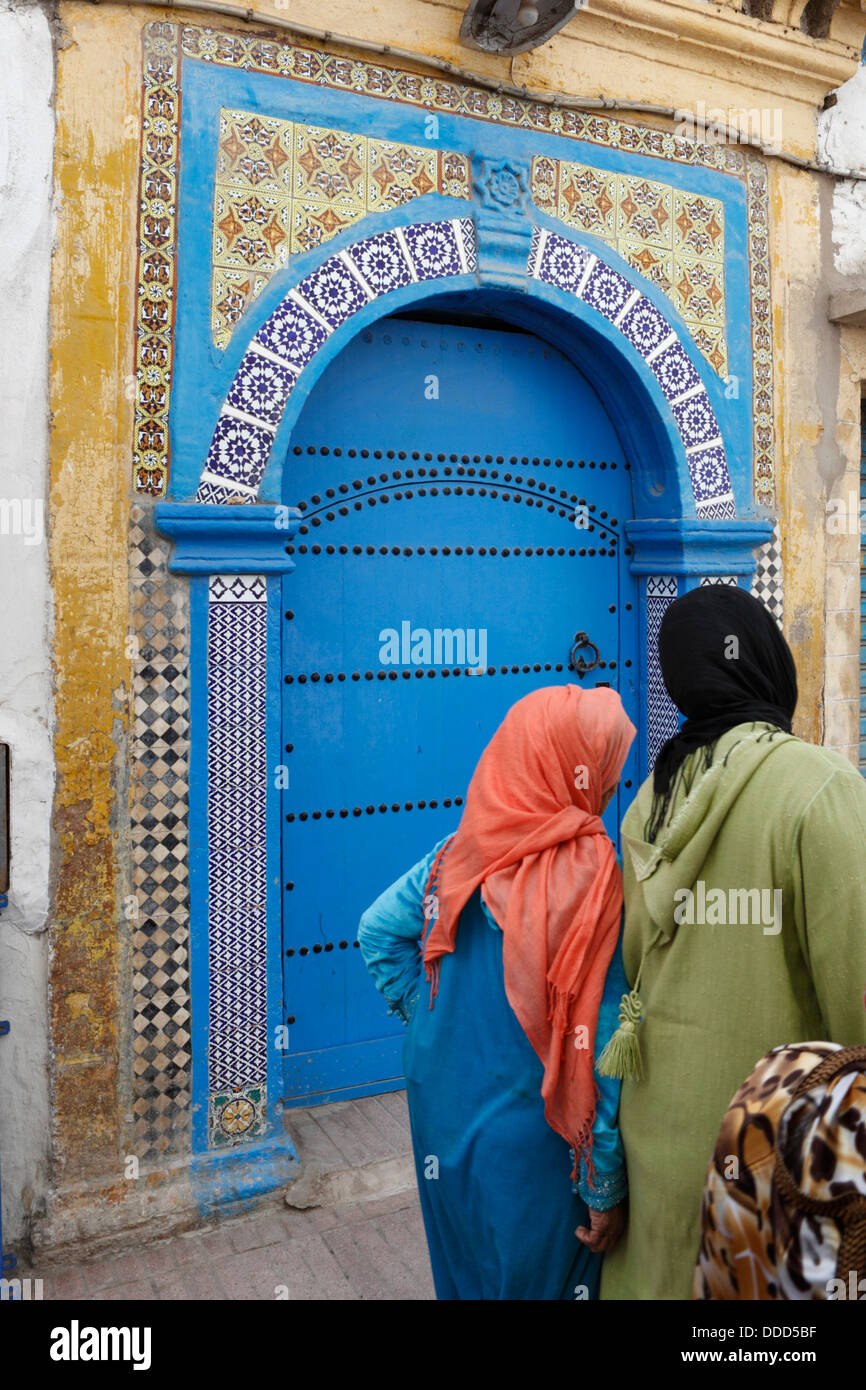 Porte marocaine dans la médina Banque D'Images