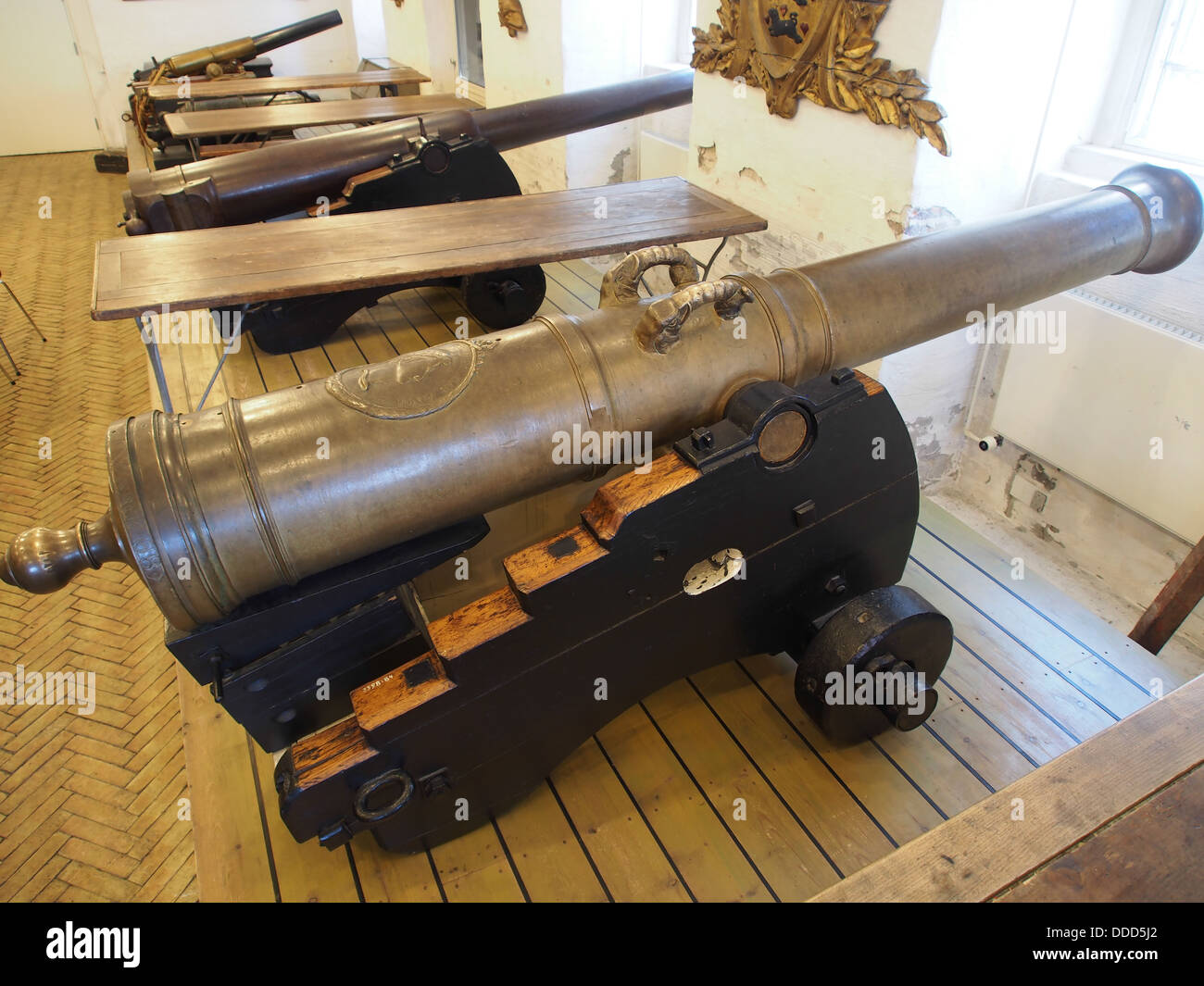 Le canon à chargement par la bouche en métal de 1768 de 12 livres est une pièce d'artillerie historique, conçue pour un usage militaire. Il a été couramment utilisé au cours du XVIIIe siècle pour les opérations d'artillerie de campagne, tirant des projectiles de 12 livres. Banque D'Images