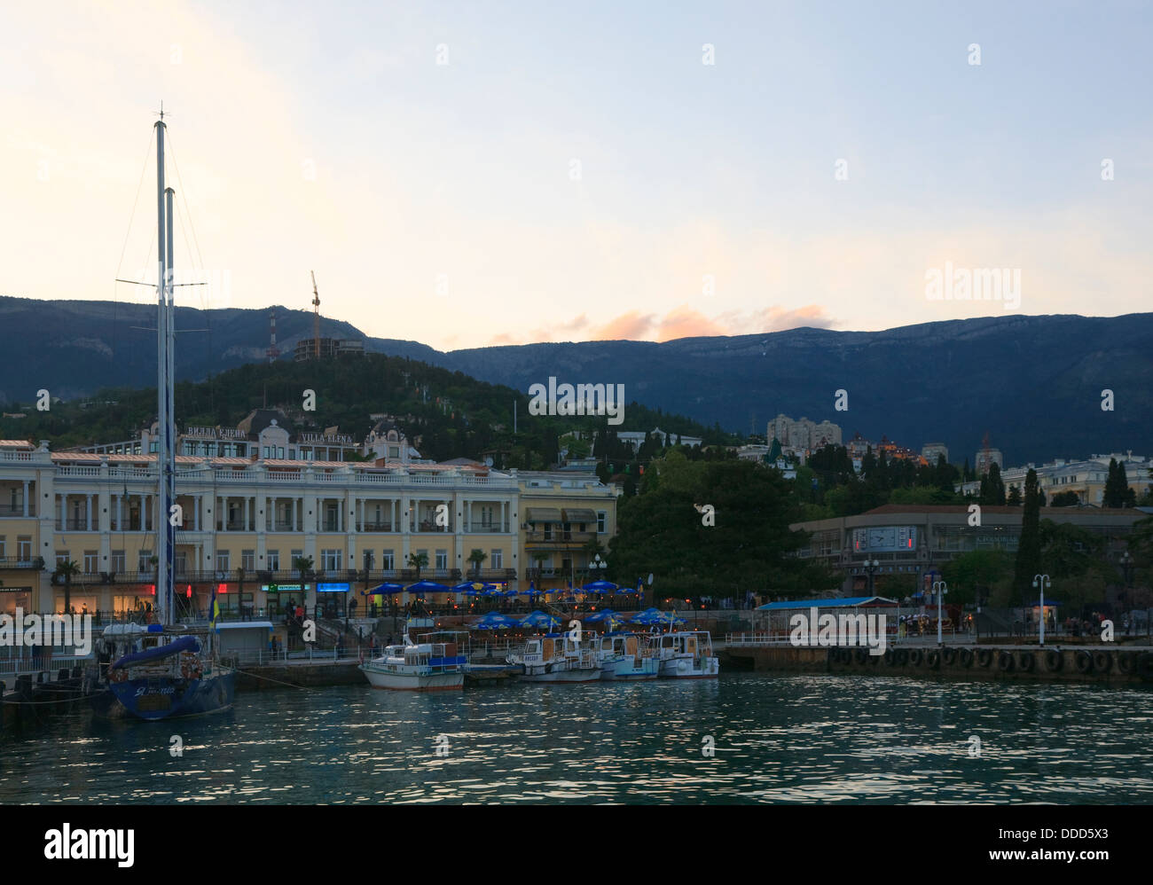 Soirée côte de la ville de Yalta (Crimée, Ukraine) Banque D'Images