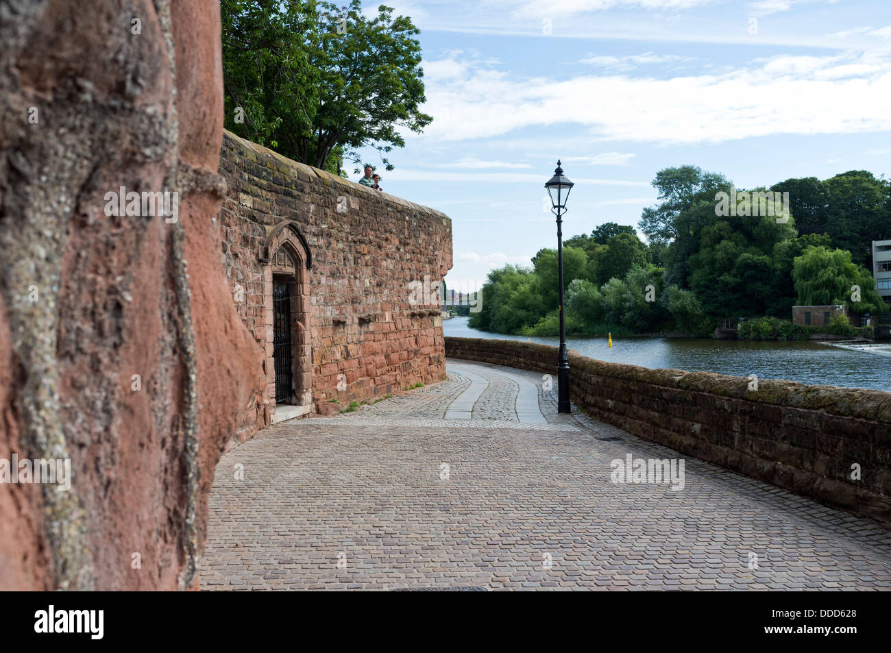 Fortifications de Chester par la rivière Dee, Cheshire, Angleterre, Royaume-Uni. Banque D'Images
