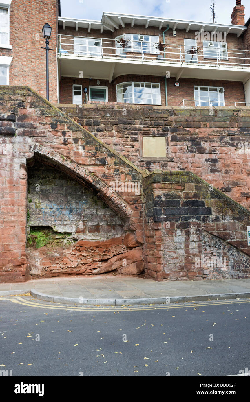 1920 appartements au-dessus des fortifications de Chester par la rivière Dee, Cheshire, Angleterre, Royaume-Uni. Banque D'Images