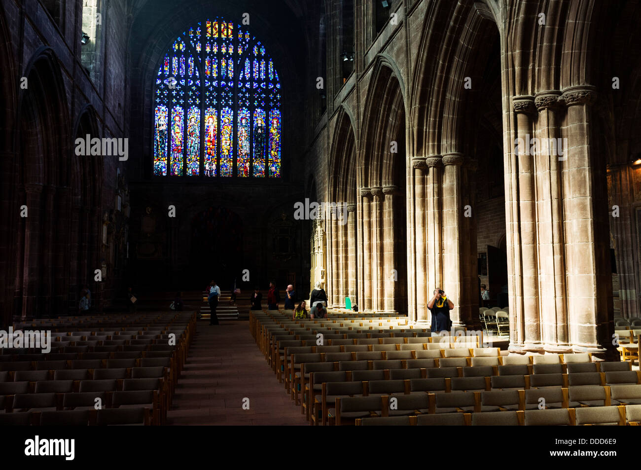 La lumière du soleil sur les piliers de la nef et de l'ouest, les vitraux de la fenêtre par W.T. Carter Shapland en 1961, la cathédrale de Chester, Banque D'Images