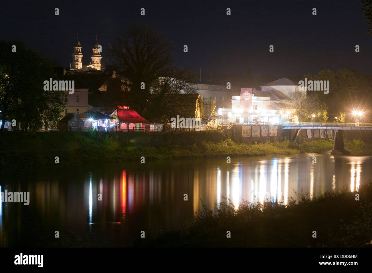 Nuit vue urbaine (Ville d'Uzhgorod, Ukraine) Banque D'Images