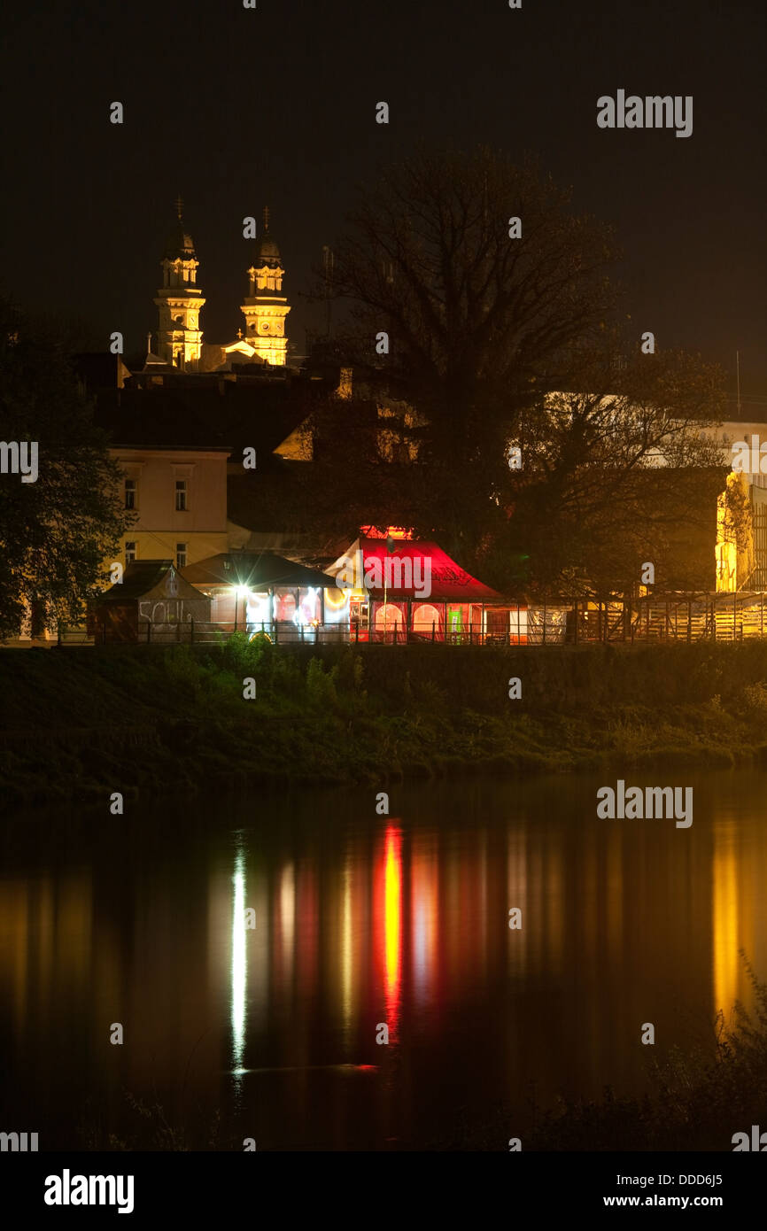 Nuit vue urbaine (Ville d'Uzhgorod, Ukraine) Banque D'Images