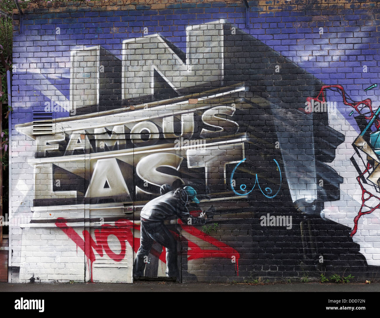 Des graffitis sur les immeubles de bureaux vides, Upper Parliament Street, Liverpool, Merseyside, North West England, UK Banque D'Images