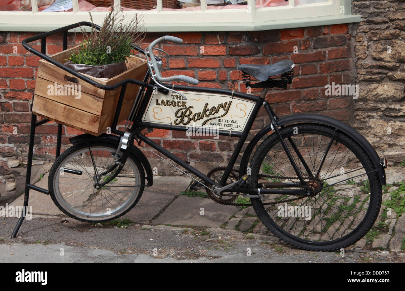 Le vélo de livraison de Lacock Bakery, village de Lacock, Wiltshire, Angleterre, Royaume-Uni Banque D'Images