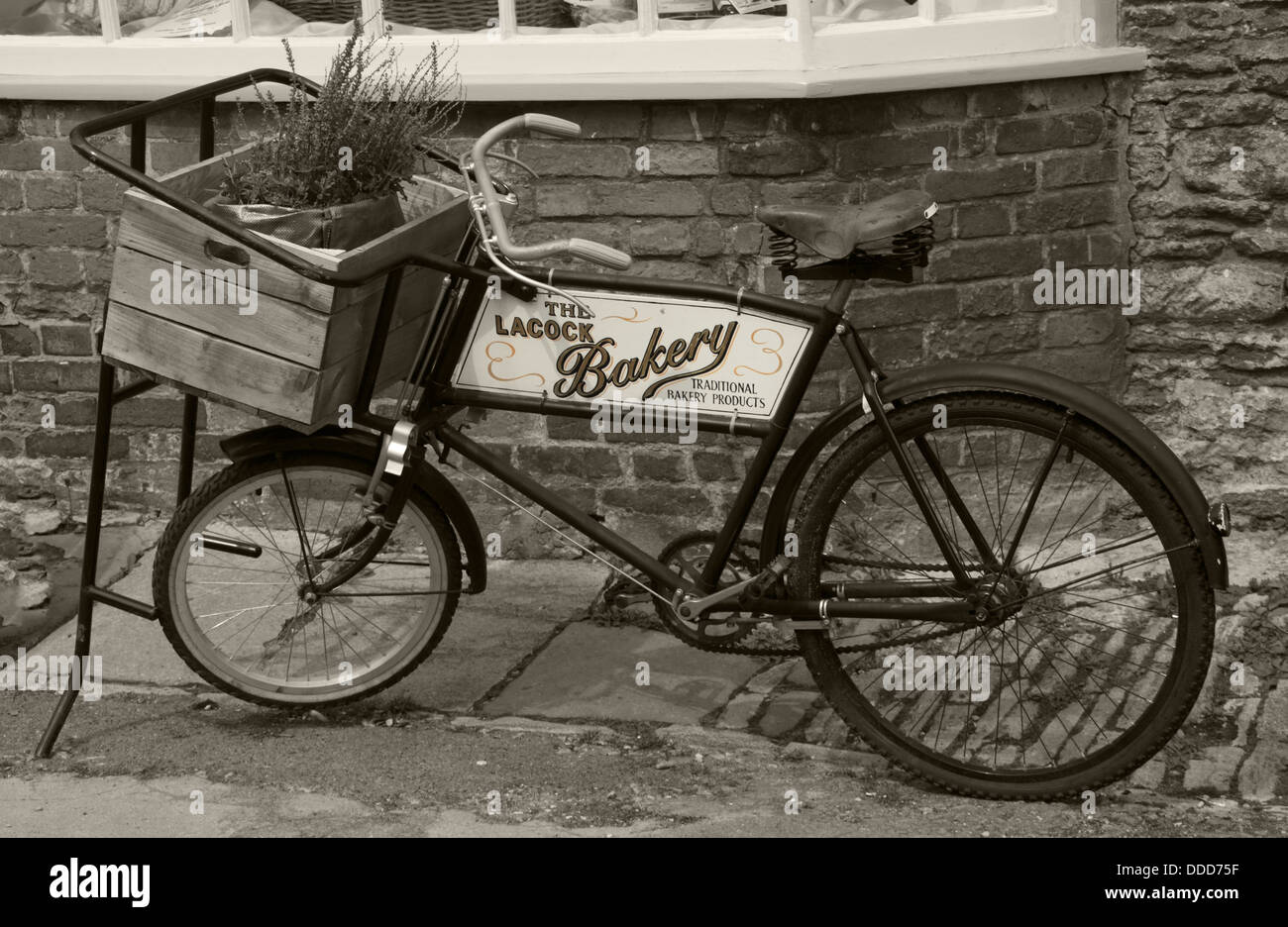 Le vélo de livraison de Lacock Bakery, village de Lacock, Wiltshire, Angleterre, Royaume-Uni Banque D'Images