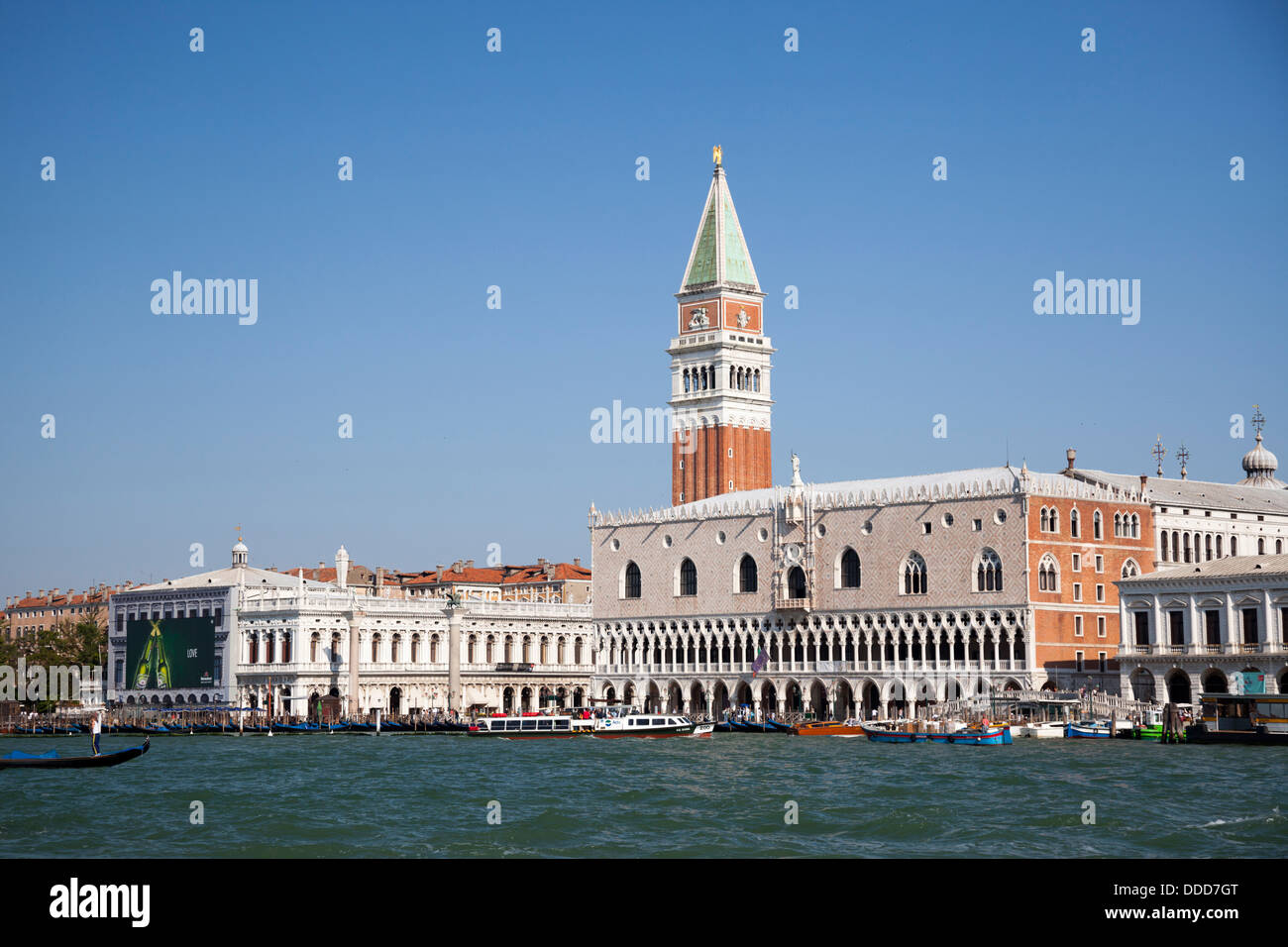 À Venise, la Place Saint Marc, le palais des Doges et une partie de la lagune. A Venise, la place St Marc, le palais des Doges. Banque D'Images