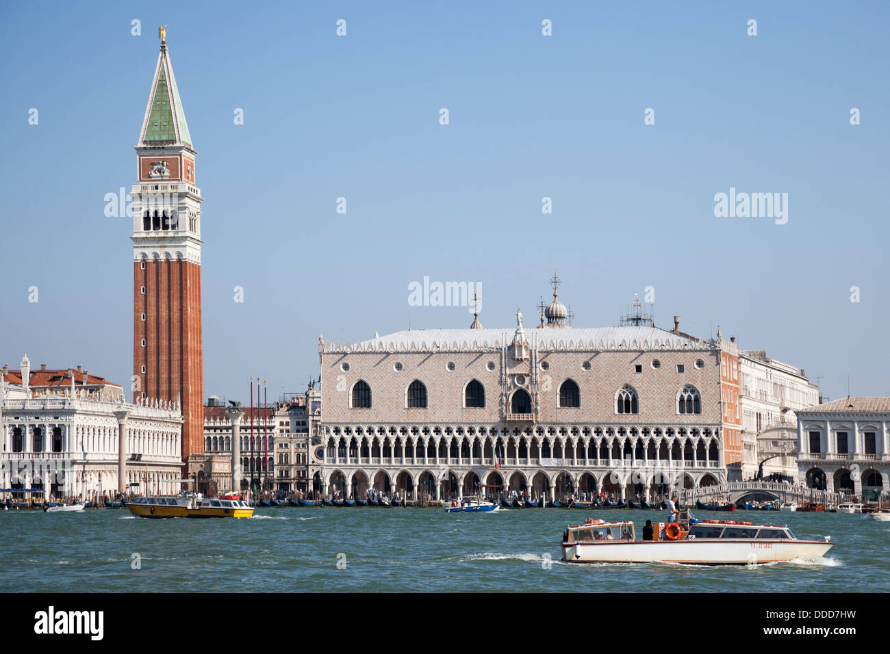 À Venise, la Place Saint Marc, le palais des Doges et une partie de la lagune. A Venise, la place St Marc, le palais des Doges. Banque D'Images