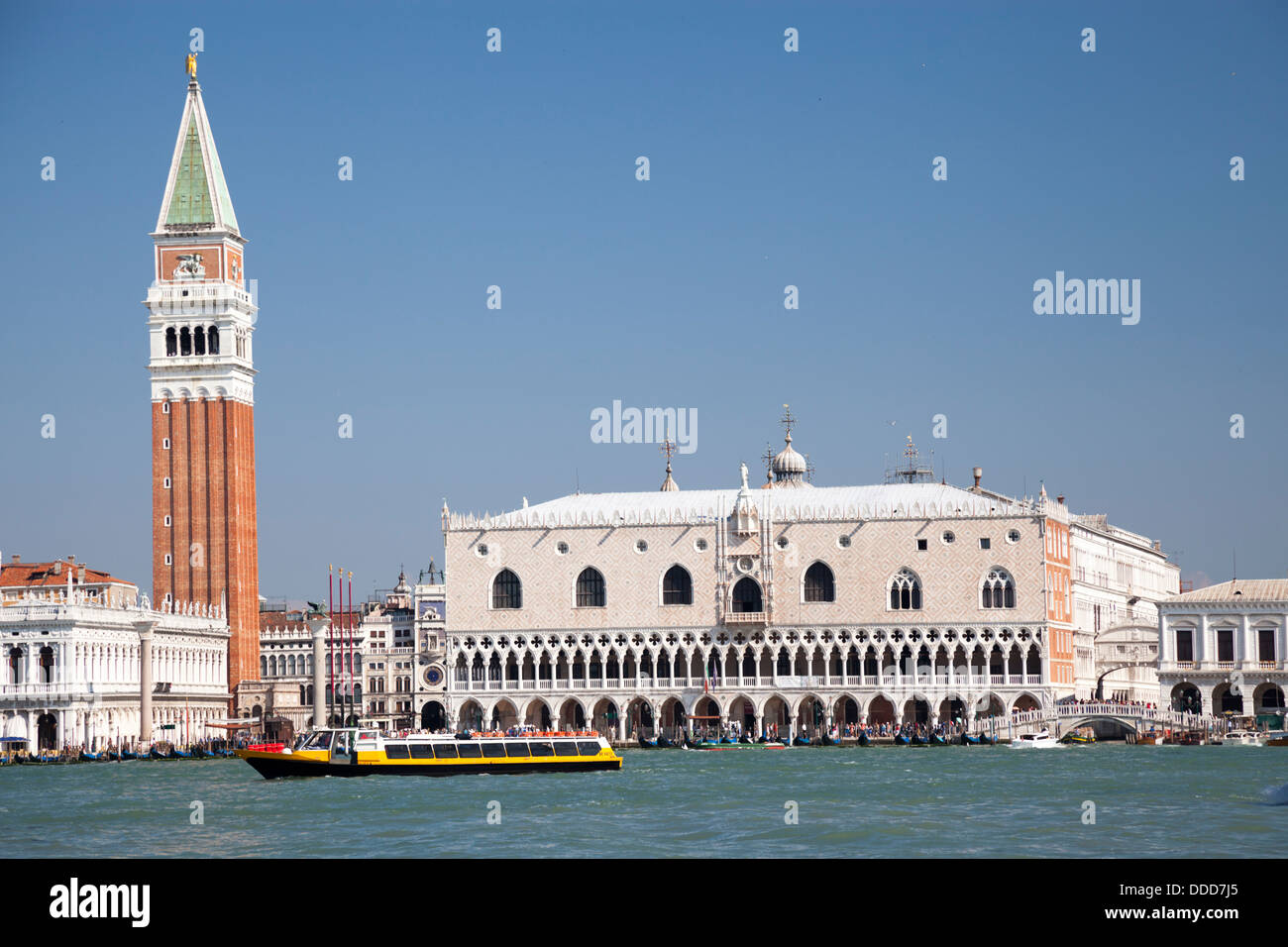 À Venise, la Place Saint Marc, le palais des Doges et une partie de la lagune. A Venise, la place St Marc, le palais des Doges. Banque D'Images