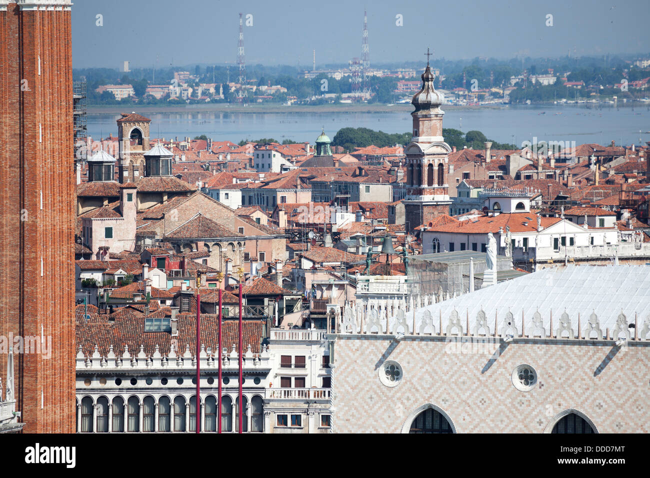 Dans le nord de la Place St Marc, les toits de Venise avec vue sur la banlieue de Mestre en arrière-plan (Venise - Italie). Banque D'Images