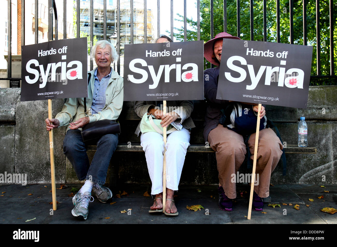 Londres, Royaume-Uni. 31 août, 2013. Trois dames s'asseoir avec leurs pancartes à l'avant d'un projet de manifestation contre une intervention militaire occidentale dans le conflit syrien. Crédit : Rob Pinney/Alamy Live News Banque D'Images