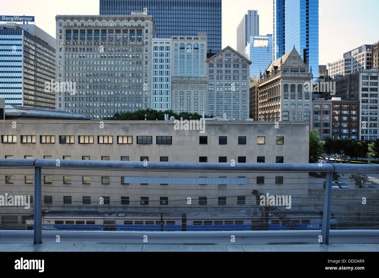 Vue de Nichols Bridgeway qui relie l'aile moderne de l'Art Institute de Chicago de Millennium Park. Banque D'Images